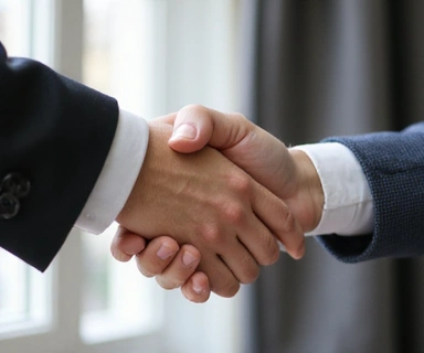 Due persone che si stringono la mano, simbolo di supporto continuo.